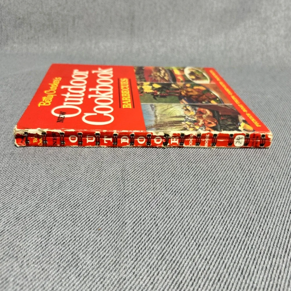Betty Crocker Vintage Outdoor Cook Book Set 2pc Red White Barbecue Recipes